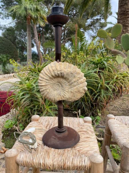 Lampe antik Eisen mit antiker Muschel