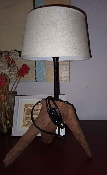 Lampe mit 3 Holzfüssen