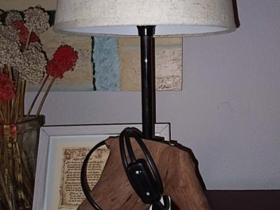 Lampe mit 3 Holzfüssen