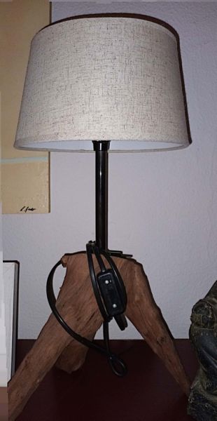 Lampe mit 3 Holzfüssen