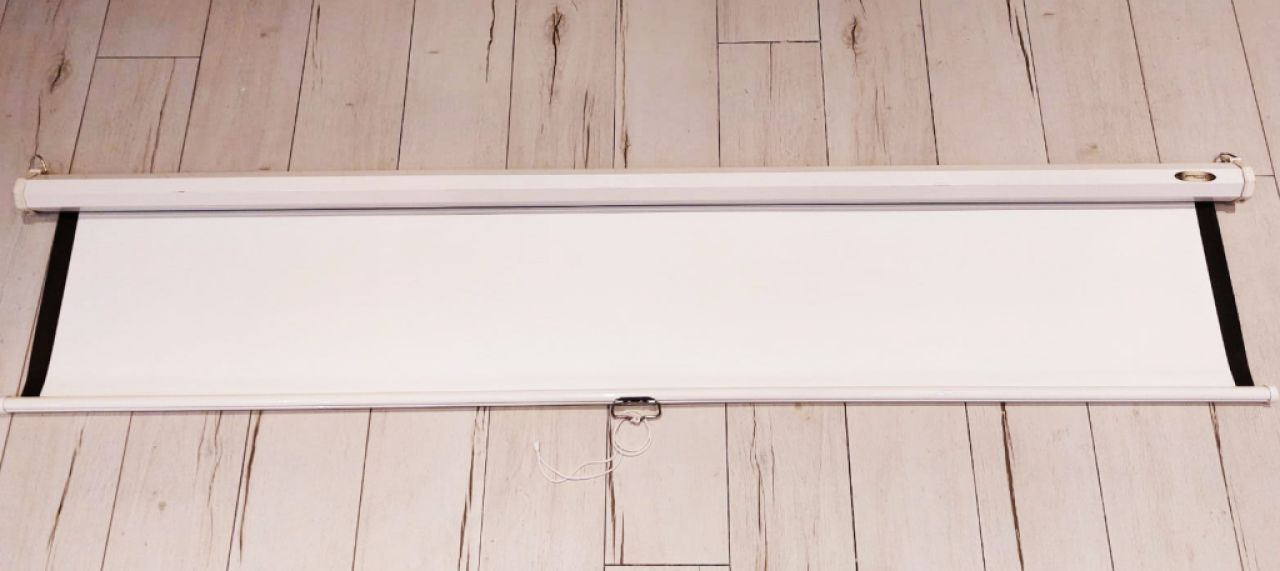 Pull-out screen for projector or slide projector