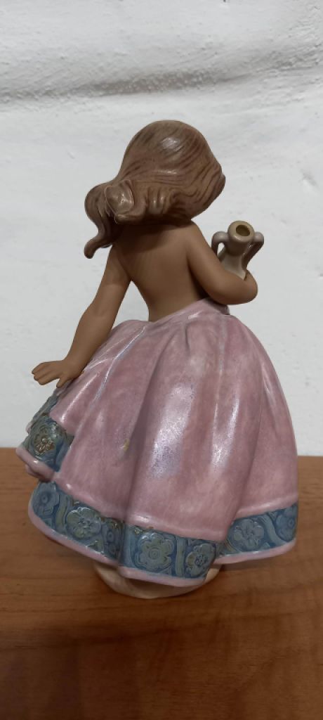 Lladró gres pequeña campesina, rosa