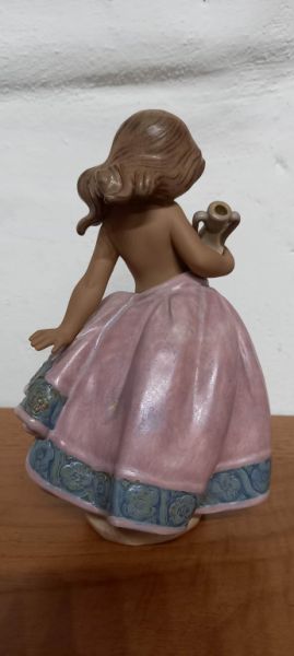 Lladró gres pequeña campesina, rosa