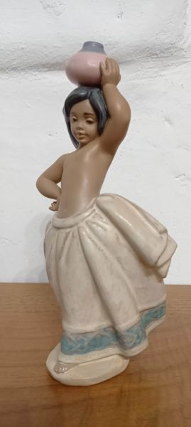 Lladro gres small peasant girl, white