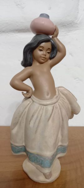 Lladro gres small peasant girl, white