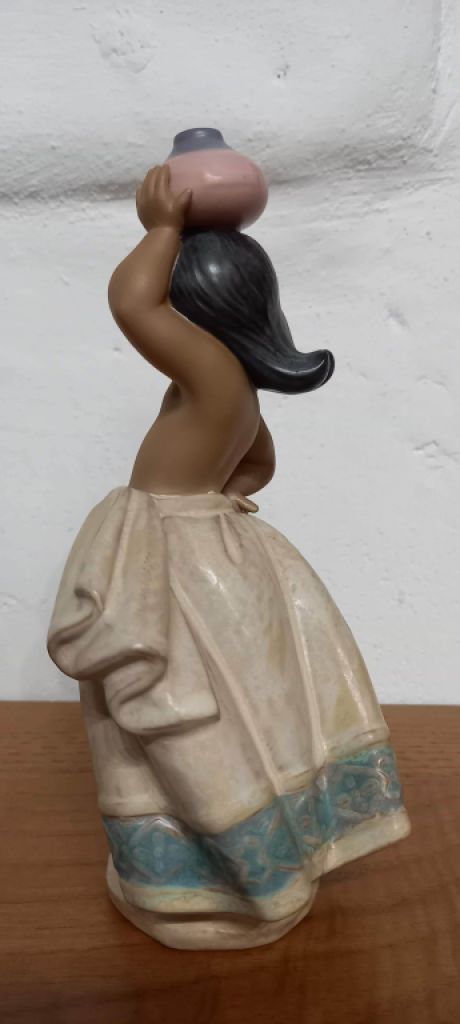 Lladro gres small peasant girl, white