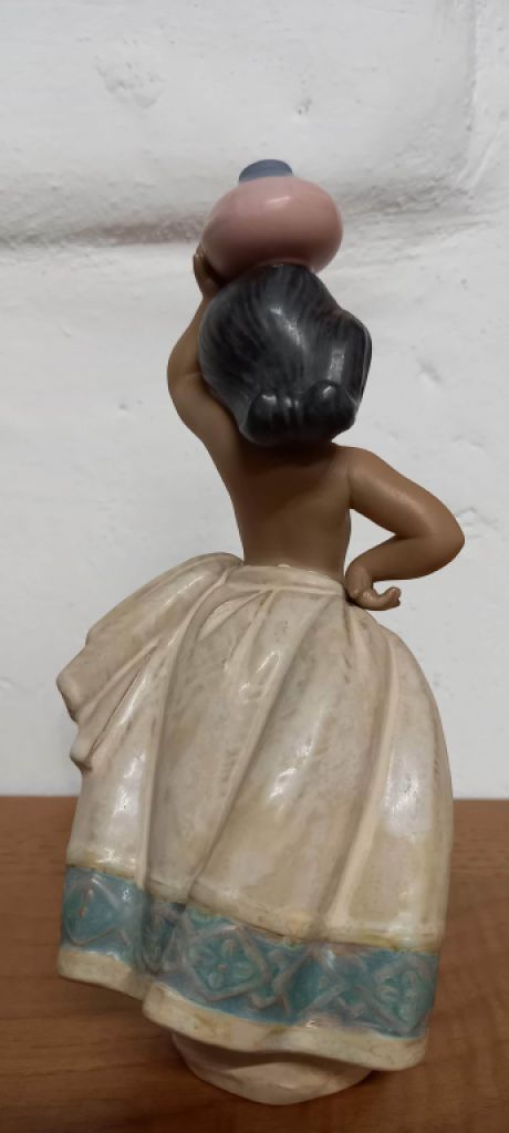 Lladro gres small peasant girl, white