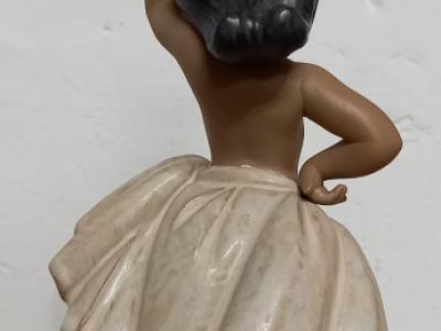 Lladro gres small peasant girl, white