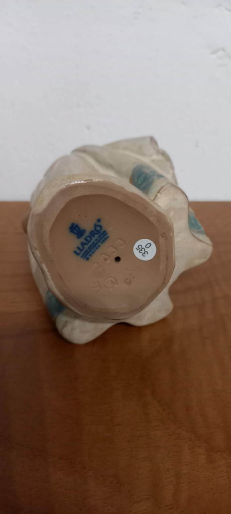 Lladro gres small peasant girl, white