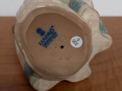 Lladro gres small peasant girl, white