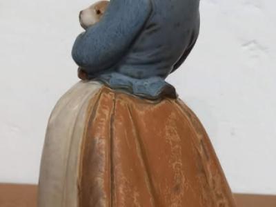 Lladro-Mädchen, das ein Kaninchen umarmt (Zärtlichkeit)