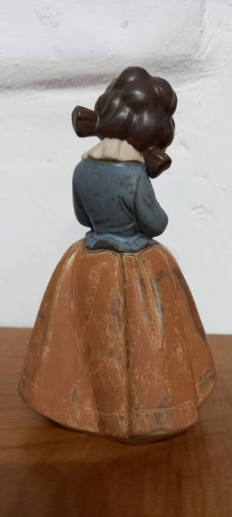 Lladro-Mädchen, das ein Kaninchen umarmt (Zärtlichkeit)