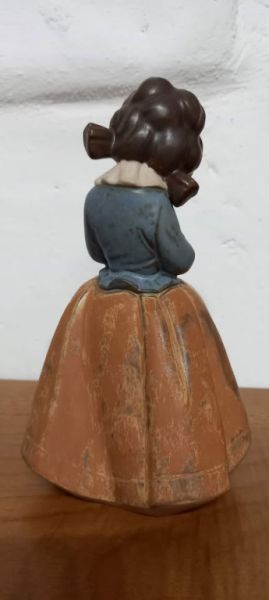 Lladro-Mädchen, das ein Kaninchen umarmt (Zärtlichkeit)