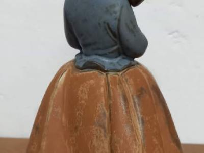 Lladro-Mädchen, das ein Kaninchen umarmt (Zärtlichkeit)