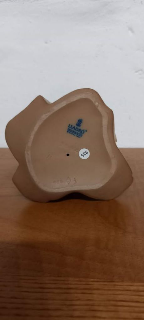 Lladro-Mädchen, das ein Kaninchen umarmt (Zärtlichkeit)