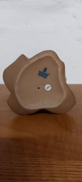 Lladro-Mädchen, das ein Kaninchen umarmt (Zärtlichkeit)