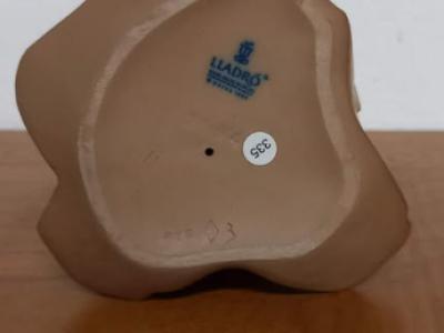 Lladro-Mädchen, das ein Kaninchen umarmt (Zärtlichkeit)