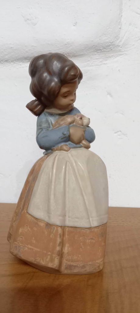 Lladro Mädchen kuschelt Kaninchen (Zärtlichkeit)