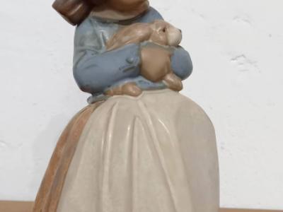 Lladro Mädchen kuschelt Kaninchen (Zärtlichkeit)