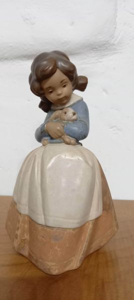 Lladro Mädchen kuschelt Kaninchen (Zärtlichkeit)