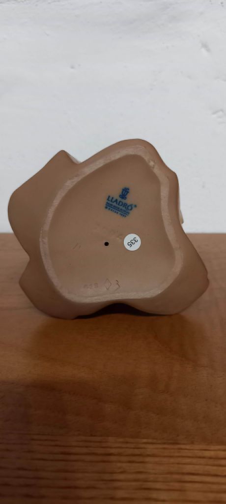 Lladro Mädchen kuschelt Kaninchen (Zärtlichkeit)