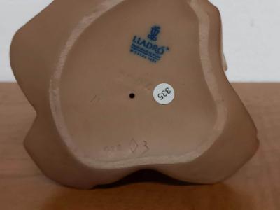 Lladro Mädchen kuschelt Kaninchen (Zärtlichkeit)