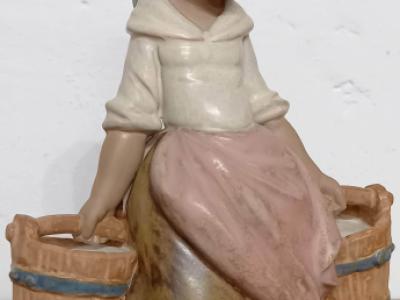 Lladro-Mädchen mit zwei Eimern