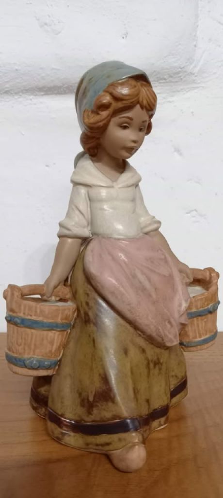 Lladro niña con dos cubos