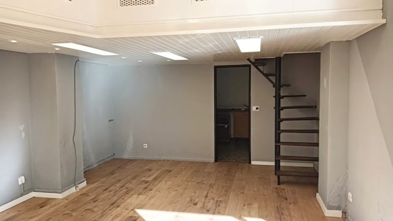 Premises near the center of Felantix --- L 27 CM