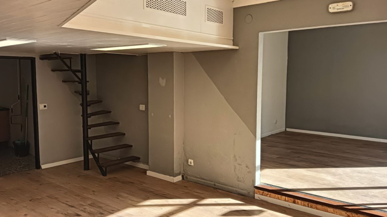 Premises near the center of Felantix --- L 27 CM