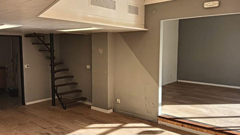 Premises near the center of Felantix --- L 27 CM