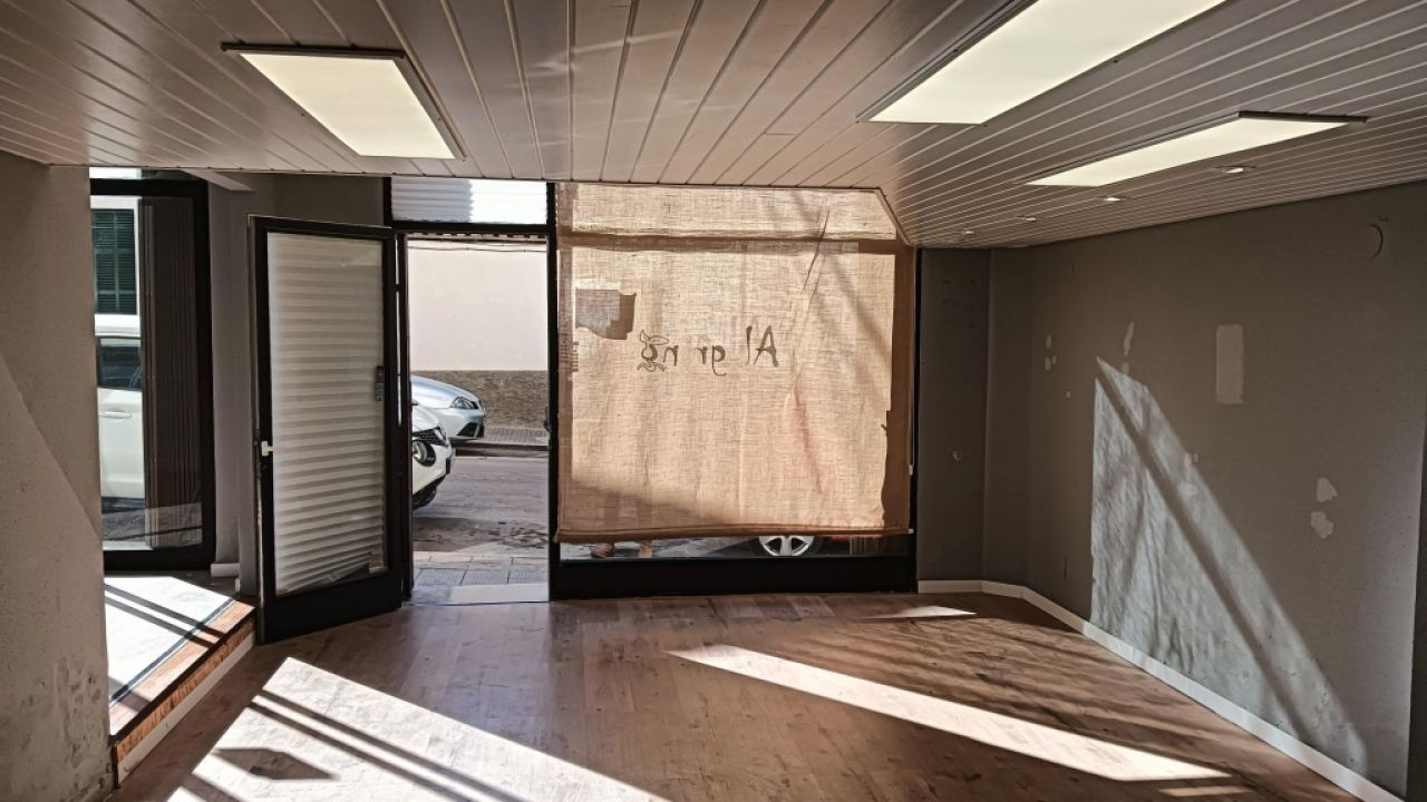 Premises near the center of Felantix --- L 27 CM