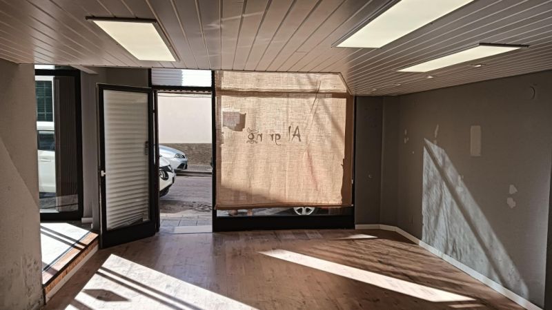 Premises near the center of Felantix --- L 27 CM