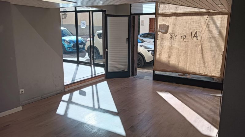 Premises near the center of Felantix --- L 27 CM