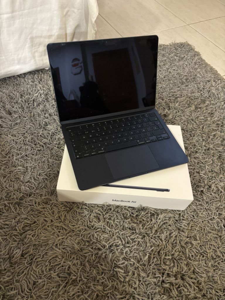 MacBook Air 13.6-inch