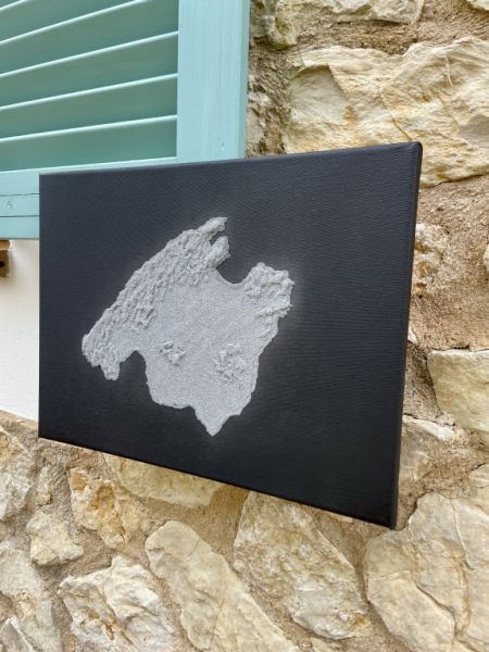 Mallorca cuadro de arena en relieve plateado sobre lienzo negro 40x30
