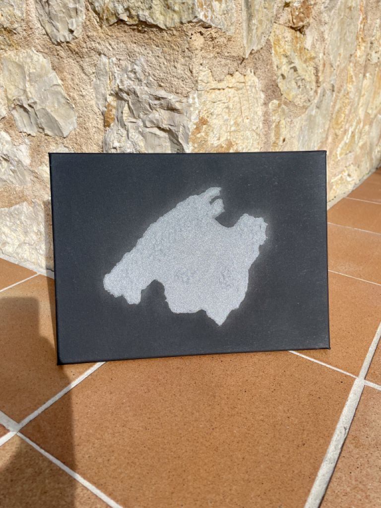 Mallorca cuadro de arena en relieve plateado sobre lienzo negro 40x30