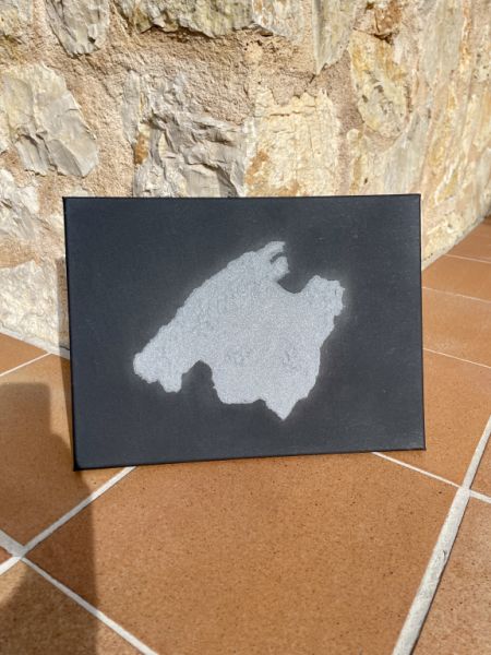 Mallorca cuadro de arena en relieve plateado sobre lienzo negro 40x30