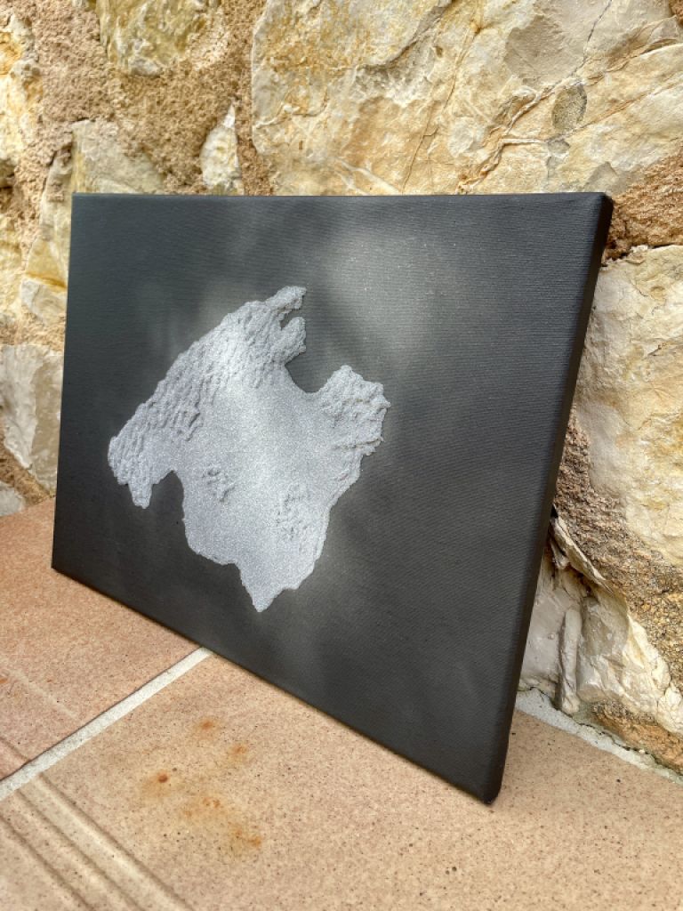 Mallorca cuadro de arena en relieve plateado sobre lienzo negro 40x30