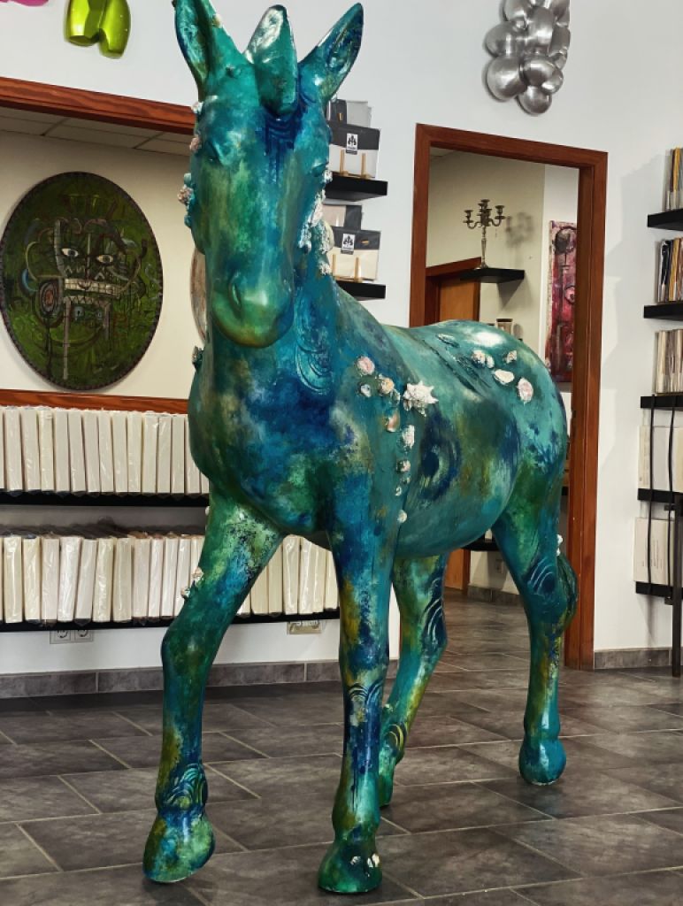 Margo Murashkos Pferd aus Atlantis - ab sofort nur bei At Kinsky Art & Living in Port Andratx