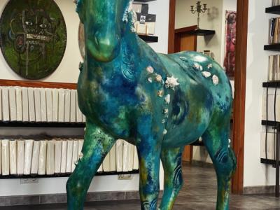 Margo Murashkos Pferd aus Atlantis - ab sofort nur bei At Kinsky Art & Living in Port Andratx