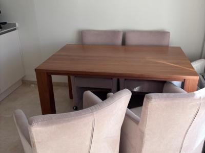 Mesa de comedor maciza de madera, ya desmontada