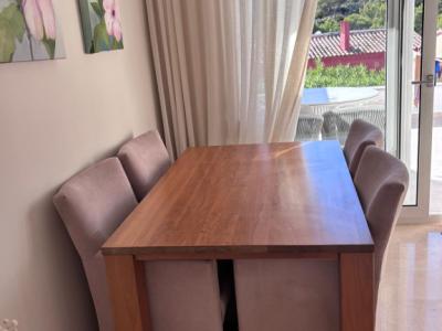 Massiver Esstisch aus Holz, bereits auseinandergebaut