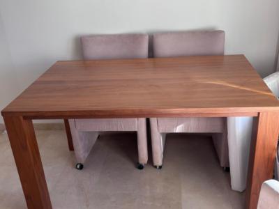 Massiver Esstisch aus Holz, bereits auseinandergebaut