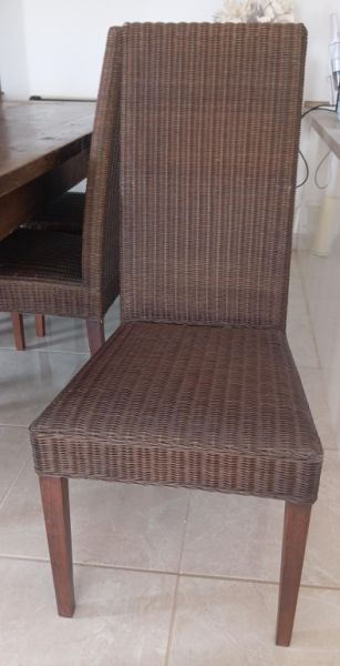 Massiver Holztisch mit 6 Stühle