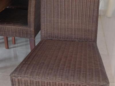 Massiver Holztisch mit 6 Stühle