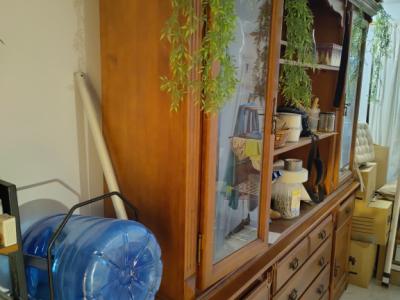 Aparador/Vitrina de madera maciza – muy grande – de dos piezas