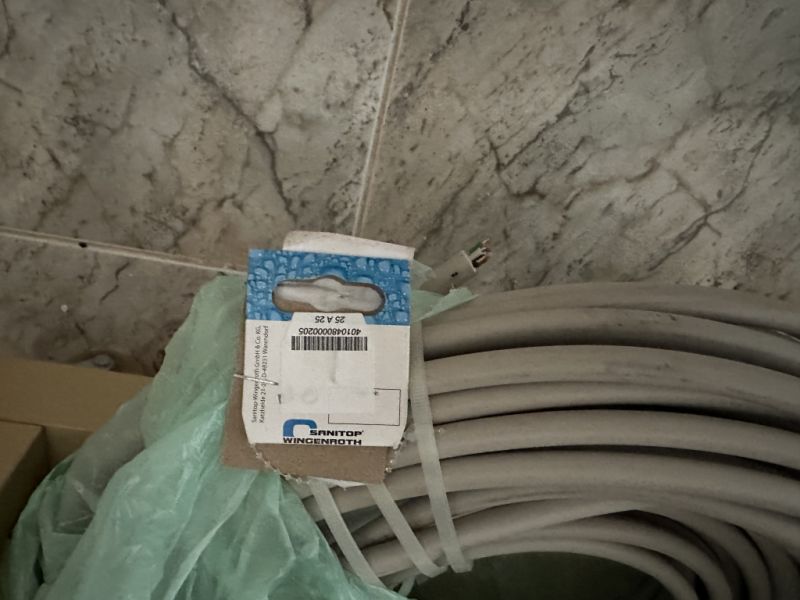 mehradriges Starkstromkabel.  Genauer gesagt:   Ein 5-adriges Installationskabel(Drehstromkabel)