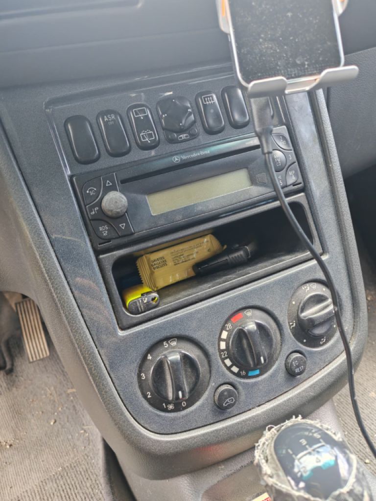 Mercedes Benz Vaneo Diésel, 08/2004, 91 CV, TÜV hasta 09.12.26, azul, enganche de remolque y remolque para coche