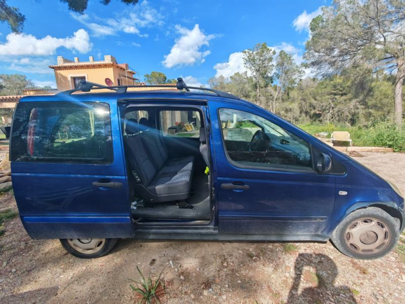 Mercedes Benz Vaneo Diésel, 08/2004, 91 CV, TÜV hasta 09.12.26, azul, enganche de remolque y remolque para coche